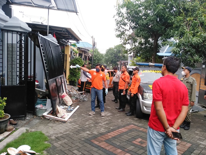 Petugas saat tiba di lokasi kejadian. SP/Ariandi