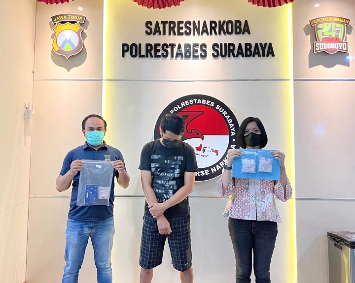 Pelaku dan barang bukti ditunjukkan kepada awak media. SP/Ariandi