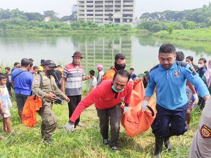 Petugas mengevakuasi jenazah korban. SP/Ariandi
