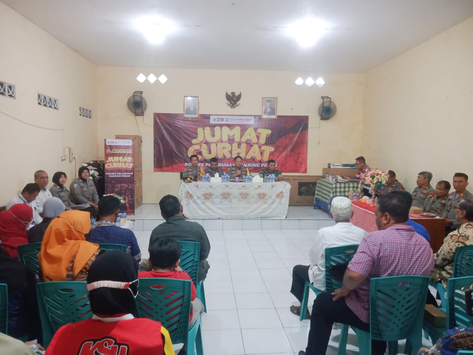 Kegiatan Jumat Curhat di Jalan Tanjung Pura 42, Kelurahan Perak Barat Surabaya. SP/Ariandi