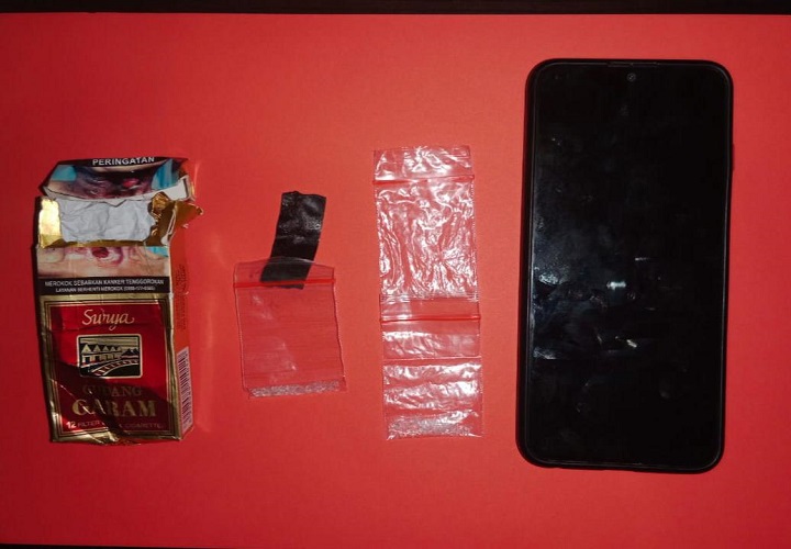 Barang bukti yang diamankan polisi dari tersangka. SP/Dwy AS