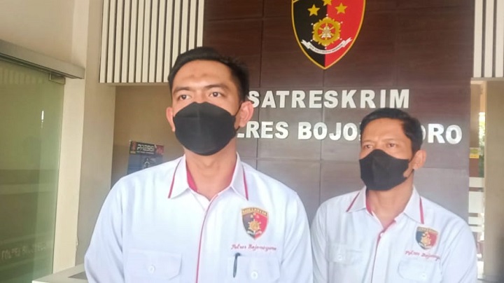 Kasatreskrim Polres Bojonegoro, AKP Girindra Wardhana Ramdhani saat memberikan keterangan kepada awak media di ruangannya. 
