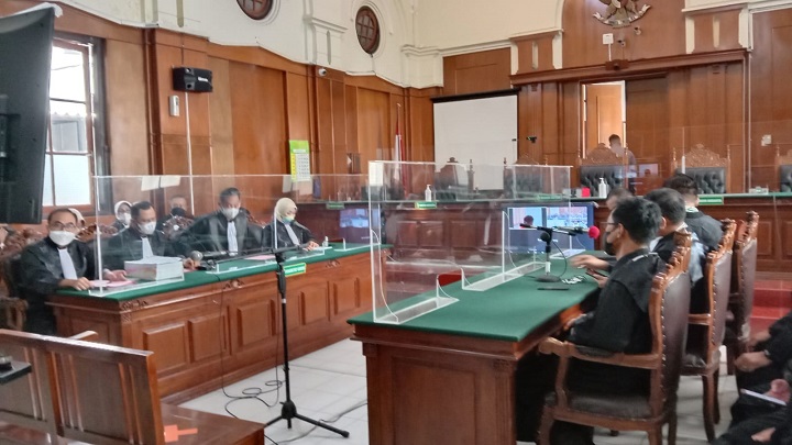 Suasana sidang perdana kasus pencabulan yang dilakukan terdakwa Moch Subkhi Azal Tsani (MSAT) yang digelar di Pengadilan Negeri Surabaya. SP/Budi Mulyono