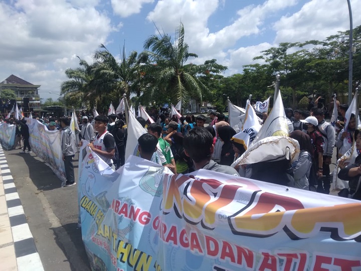 Ratusan atlet geruduk Kantor Pemkab Blitar. SP/Lestariono