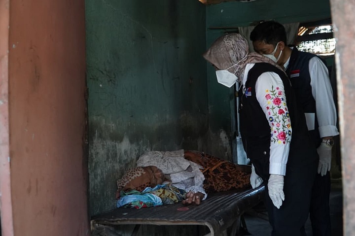 Wali Kota Mojokerto, Ning Ita dan suami rutin menebar kebaikan di Jumat Berkah. SP/Dwy AS