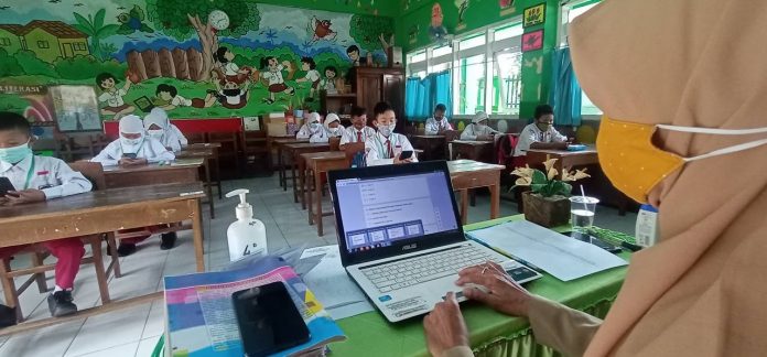 PTM di salah satu SD di Probolinggo, Senin (24/5).