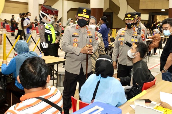 Kapolda Jawa Timur Irjen Pol Nico Afinta meninjau vaksinasi massal di Tunjungan Plaza Surabaya. SP/Her