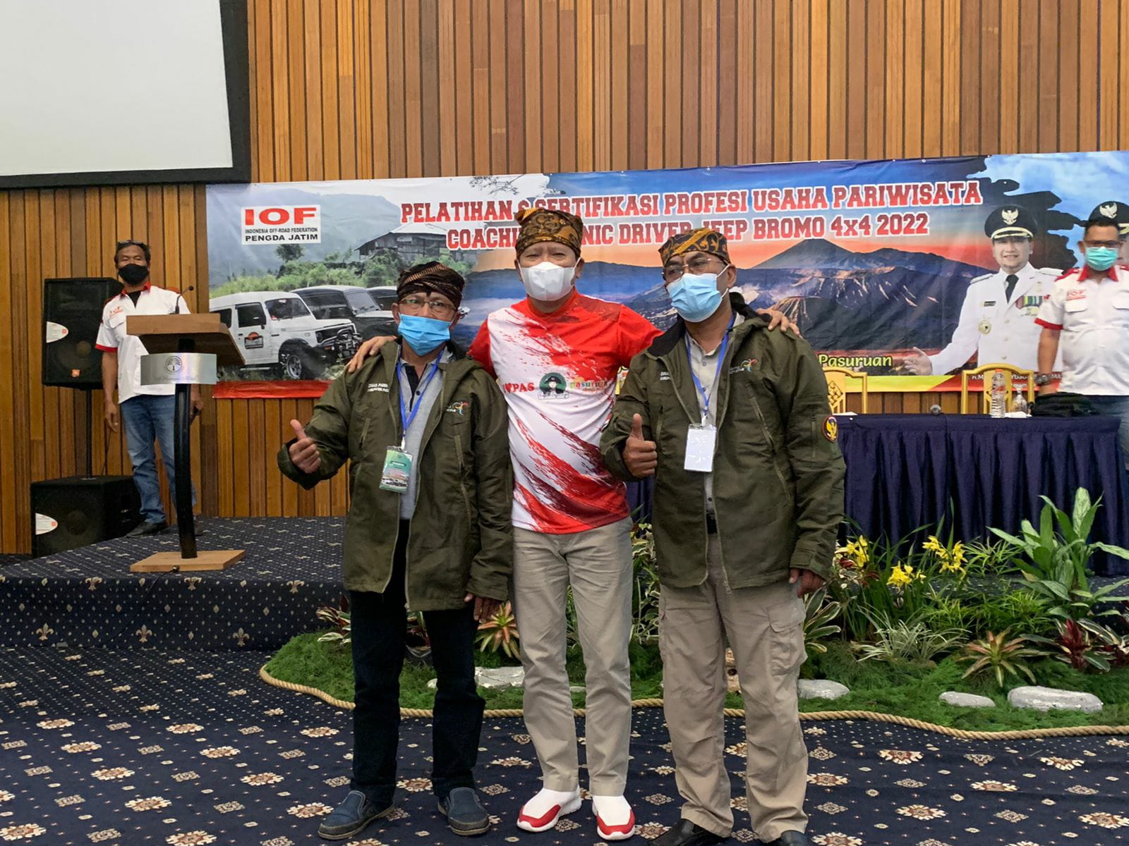 Bupati Pasuruan Irsyad Yusuf bersama  pengemudi jeep Bromo yang mendapat sertifikat.