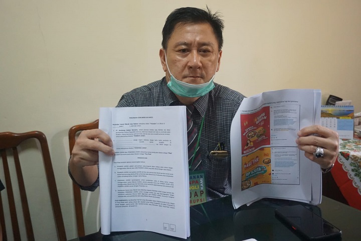 Advokat Winata saat menunjukkan perjanjian kerjasama. SP/Budi Mulyono 