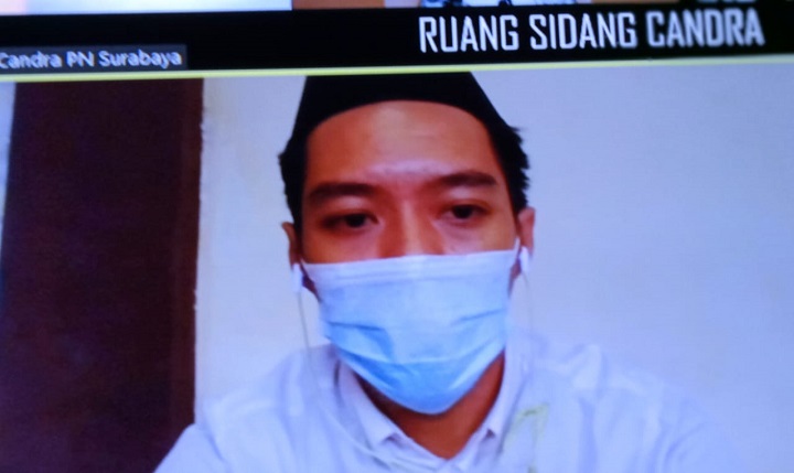 Terdakwa Arif Trilaksana Petugas DLLAJ, perkara 2 poket ganja, di ruang Candra, PN Surabaya, secara online Senin ( 03/05/2021). SP/Budi Mulyono