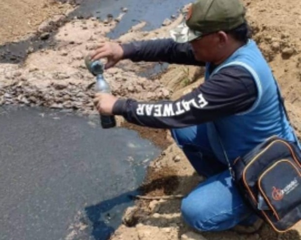 Salah satu warga mengambil contoh pencemaran limbah. SP/Hadi Lestariono