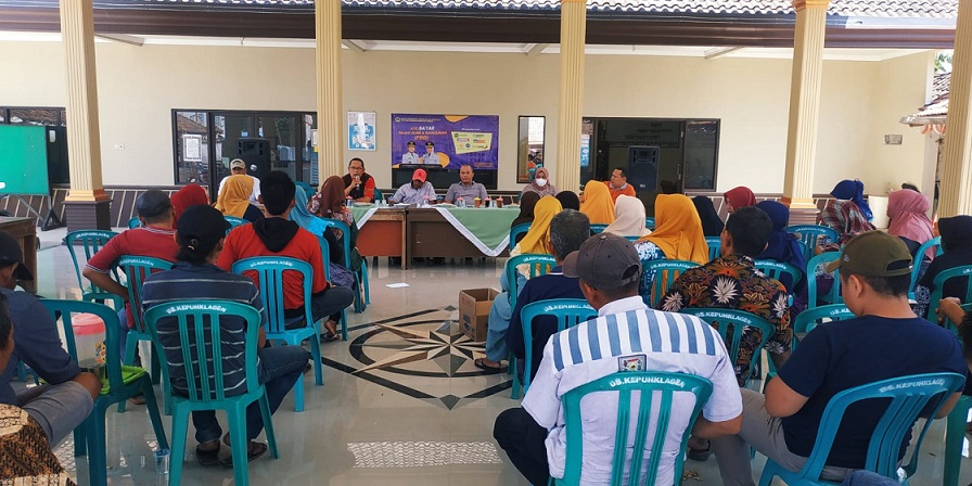 Ratusan warga Desa Kepuh Klagen, Wringinanom saat mendatangi balai desa untuk memprotes kegiatan galian C yang dinggap merusak lingkungan. Foto: SP/Grs