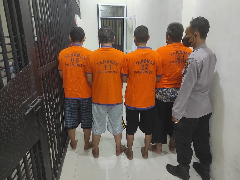 Empat tersangka kasus penistaan agama ritual pernikahan manusia dengan kambing di ruang tahanan Mapolres Gresik. FOTO: SP/Grs.