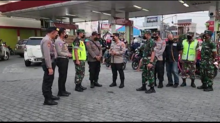 Petugas dari Polres Blitar Kota bersama TNI saat memantau di SPBU. SP/Hadi Lestariono