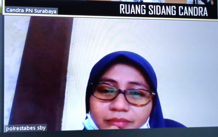 Terdakwa Nurul Isnawati, perkara penggelapan uang perusahaan, menjalani sidang di ruang Candra, PN Surabaya, secara online, Senin (03/05/2021). SP/Budi Mulyono