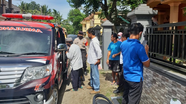 Pelaku saat hendak dirujuk ke RSJ Lawang. SP/Hadi Lestariono