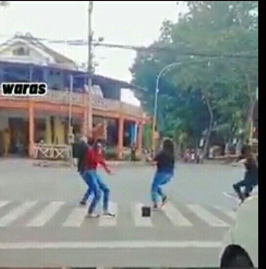 Video muda-mudi yang berjoget di zebracross di Lumajang yang viral di media sosial. SP/Lim