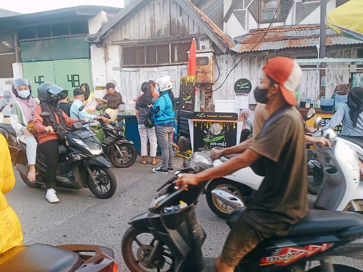 Tampak para pemburu takjil yang ramai berdatangan dan abai prokes