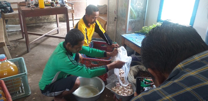 Hari dan kawannya peragakan membuat obat herbal cegah PMK. SP/Hadi Lestariono