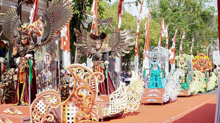 Tampilan megah dan elegan seperti ini cukup menghibur masyarakat dalam megkarnaval di Lamongan. SP/MUHAJIRIN KASRUN
