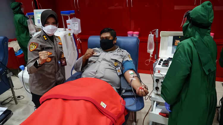 Polrestabes Surabaya yang sedang melakukan donor darah Plasma Konvalesen. SP/ mahbub fikri