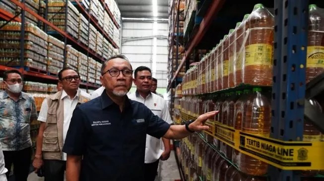 Mendag Zulhas saat sidak gudang MinyaKita. Foto: Kemendag.