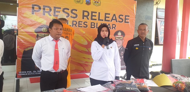 Kasat Reskrim Polres Blitar AKP Tika Pusvita Sari memberikan penjelasan saat rilis. SP/Hadi Lestariono