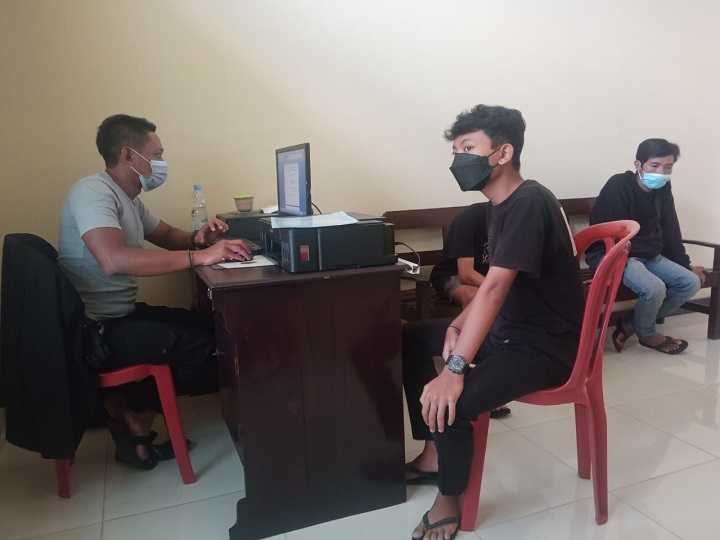 Korban saat melapor ke Polsek Kepanjenkidul. SP/Hadi Lestariono