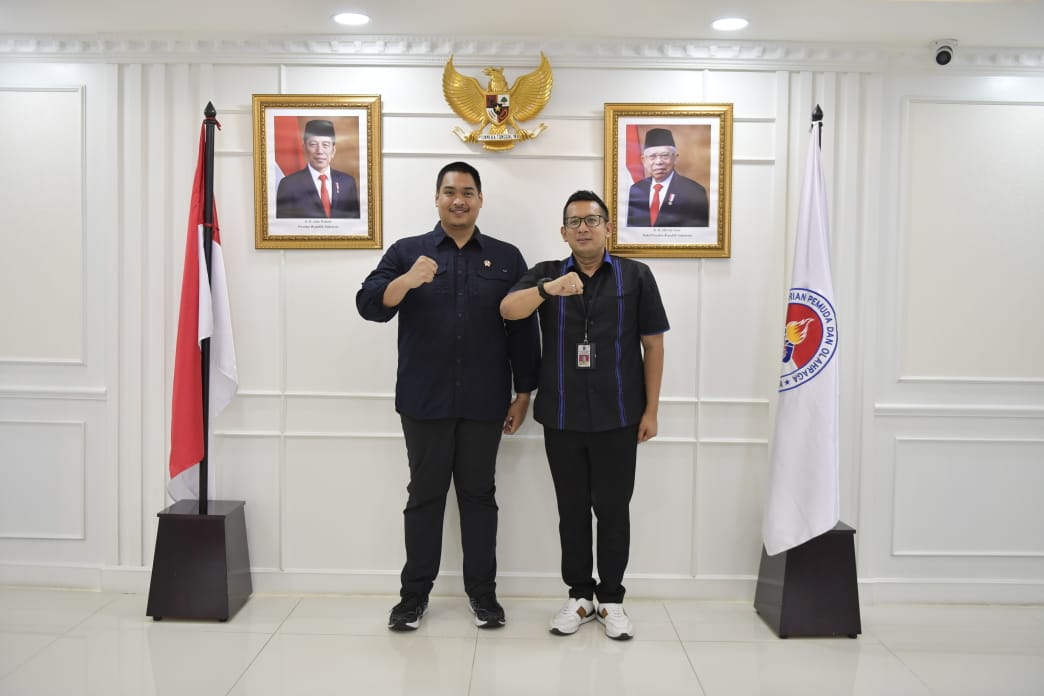 Kadispora Jatim Ali Kuncoro (kanan) saat bersama Menpora Ario Bimo Nandito Ariotedjo. Foto: Kemenpora.
