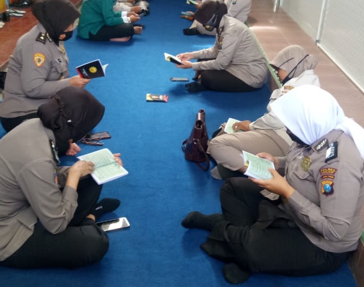 Anggota Polres Lumajang saat melakukan kegiatan Binrohtal. SP/Lim