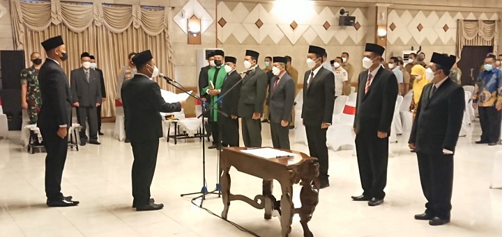 Bupati Fandi Akhmad Yani saat melantik dan mengambil sumpah tiga dewan pengawas dan tiga direksi Perumda Giri Tirta Gresik yang baru, Selasa (5/4). SP/Grs