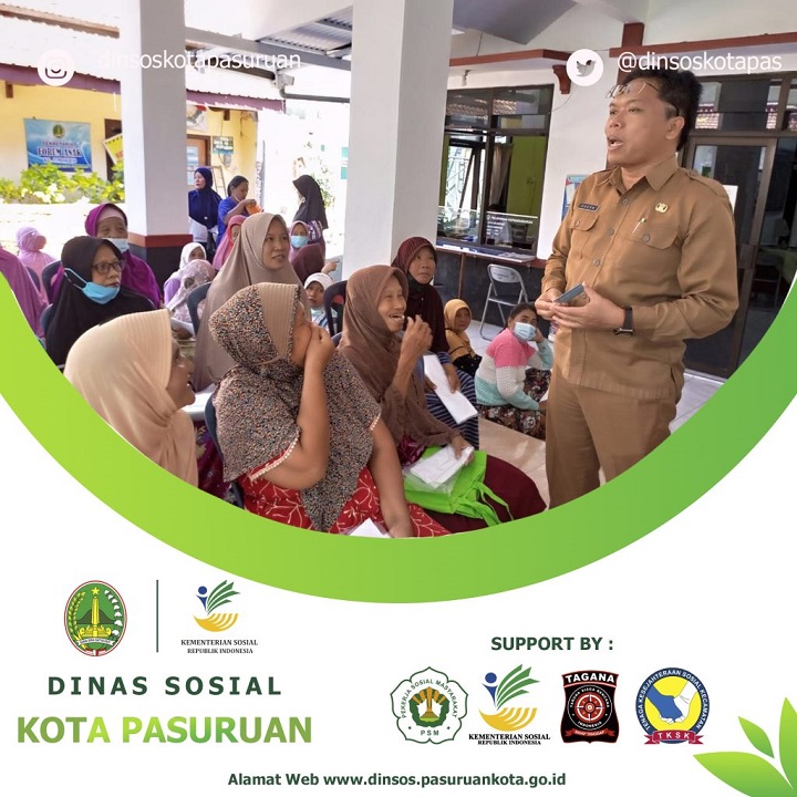 Kepala Dinsos Kota Pasuruan, Kokoh Arie Hidayat berikan bantuan kepada keluarga tidak mampu.