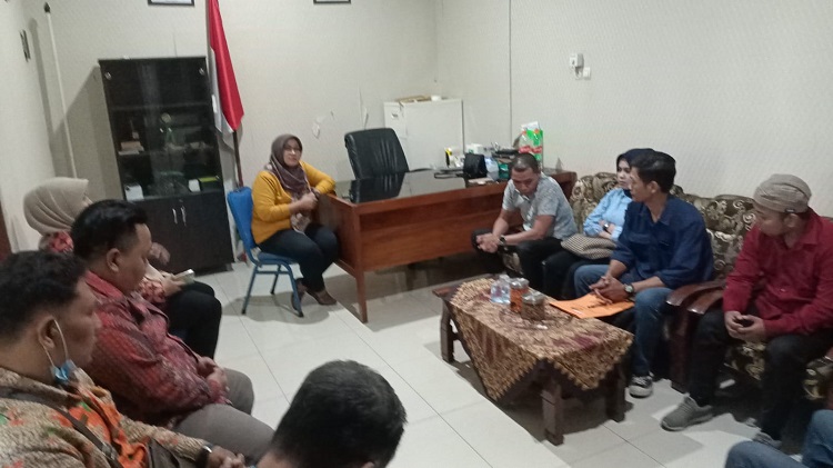 Kades Semambung Naning Andiar bertindak sigap dan tegas demi mendukung situasi kondusif dan damai penyelenggaraan pemilu. SP/ HIkmah