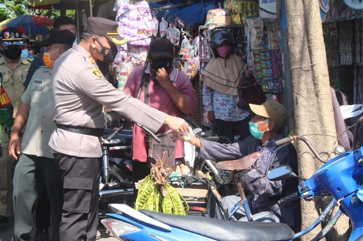 Kapolres Blitar bagikan masker pada masarakat di Pasar Wlingi Raya. SP/Les