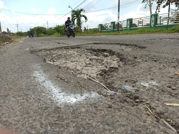 Kerusakan di jalan raya Cangkringrandu, Kecamatan Perak, Kabupaten Jombang. 