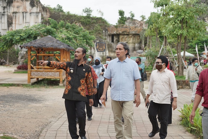 Kades Sekapuk Abdul Halim saat mengantar Dirjen Kebudayaan dan rombongan menikmati keindahan wisata alam Setigi. SP/M.AIDID