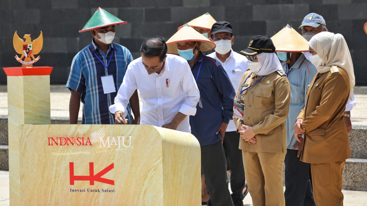 Presiden Jokowi didampingi Gunernur Jatim Khofifah saat meresmikan Bendungan Tugu di Kab. Trenggalek dan Bendungan Gongseng di Kab. Bojonegoro, Selasa (30/11/2021)