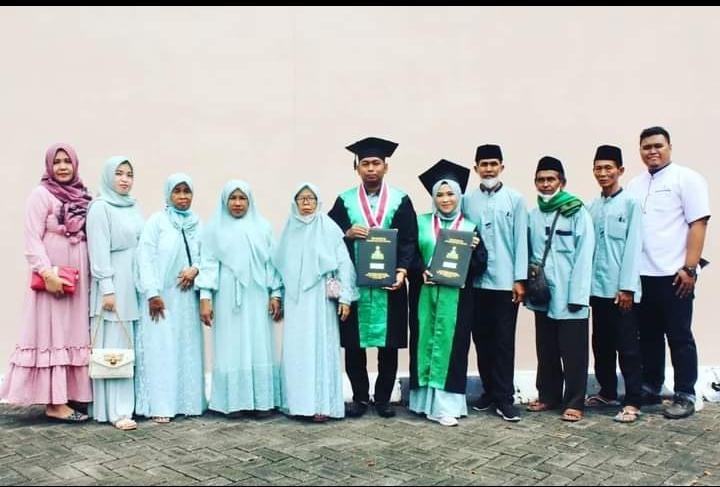 Ana Fitriyana S.Pdi, M.Pdi, bersama Suaminya, Edy Zubaidi, S.Pdi, M.Pdi, saat raih gelar pasca sarjana di IAIN Jember. SP/Dok Faisal