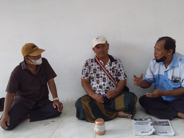 H. Jazuli (tengah) pengusaha Ikan basah di Desa Belluk Rajeh Ambunten Sumenep,  bersama Moh. Ali dan R. Ainur Rahman reporter Surabaya pagi. SP/Faisal