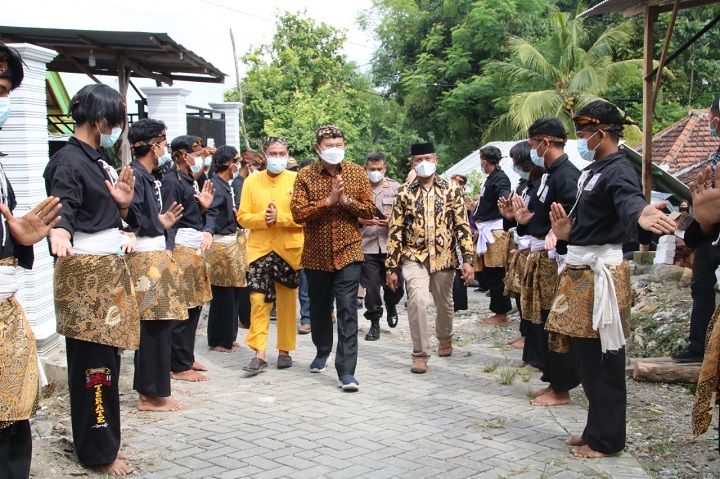 Bupati saat mengunjungi Desa Tlemang saat menggelar acara sedekah bumi. SP/MUHAJIRIN KASRUN