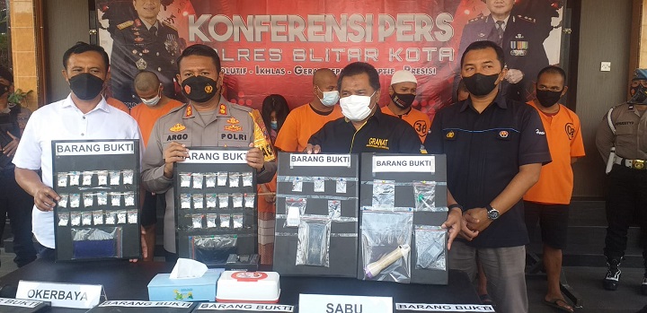 Kapolres Blitar Kota AKBP Argowiyono didampingi Kasat Narkoba, Kasi Humas dan Ketua Granat Kota Blitar tunjukan BB. SP/Hadi Lestariono