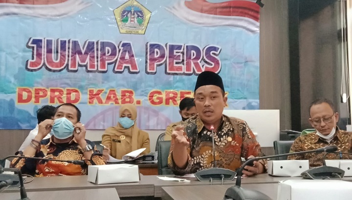 Ketua DPRD Gresik H Much Abdul Qodir didampingi Wakil Ketua H Ahmad Nurhamim (kanan) dan Ketua Komisi II Asroin Widiana saat menggelar jumpa pers pada 21 Maret 2022. SP/Grs