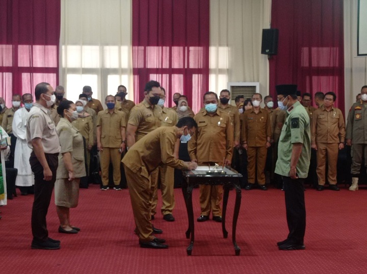 Gus Ipul saat melantik PNS pada lingkungan Pemkot Pasuruan di gedung gradika praja. SP/Ris