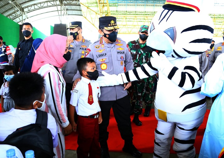 Kapolri Jenderal Listyo Sigit Prabowo menghadiri vaksinasi serentak di Gedung Dome Bale Rame, Kabupaten Bandung, Jawa Barat, Jumat (7/1/2022). SP/Her