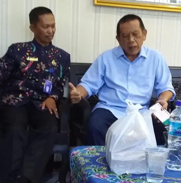 Dari kiri, Kepsek SMA I Negeri Sumenep, Drs. Achmad Sulaiman, M.Pd,  ketua Komite Sekolah, Novel, SH di ruang kerjanya. SP/Ainur Rahman