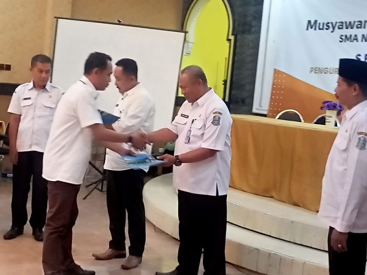 Kepala Sekolah SMKN I Sumenep, H.Zainul Sahari, S.Pd, M.Pd, saat menerima penghargaan dari Plt. Kacabdindik Sumenep, Ali Affandi, S.Pd, MT. di Aula Resto HK. SP/Ainur Rahman