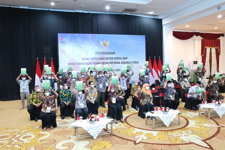 Bupati Mojokerto, Ikfina Fahmawati mendampingi warganya menerima SK Hutan Sosial dan SK TORA di Gedung Negara Grahadi bersama Gubernur Jawa Timur, Khofifah Indar Parawansa dan sejumlah Bupati/Wali Kota. SP/Dwy AS