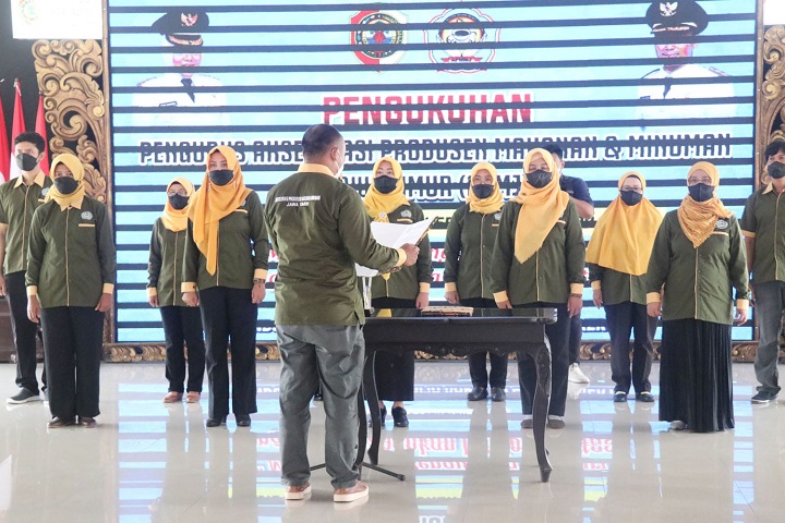 Pengukuhan Pengurus Akselerasi Produsen Makanan dan Minuman Jawa Timur (APMJ) Korwil Kabupaten Mojokerto, di Pendopo Graha Maja Tama, Kamis (10/2) pagi. SP/Dwy AS