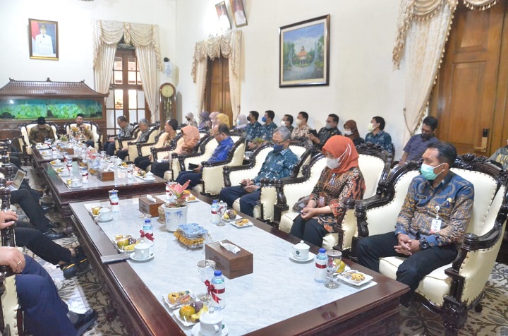 Sejumlah pejabat teras Pemkab Gresik saat dijamu Bupati Sidoarjo di Pendopo Delta Wibawa, Sidoarjo. SP/Grs