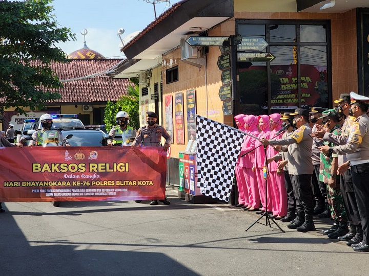 Kapolres Blitar Kota AKBP Argowiyono berangkatkan mobil yang bawa Bansos Religi. SP/Hadi Lestariono